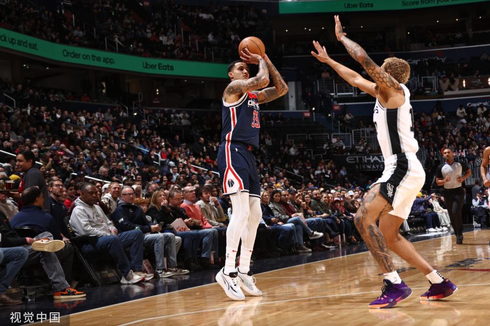 表现出令人 表现出令人